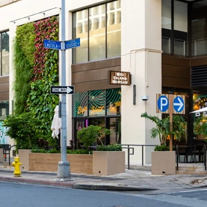 Big Island Burger Waikiki Restaurant Vibe